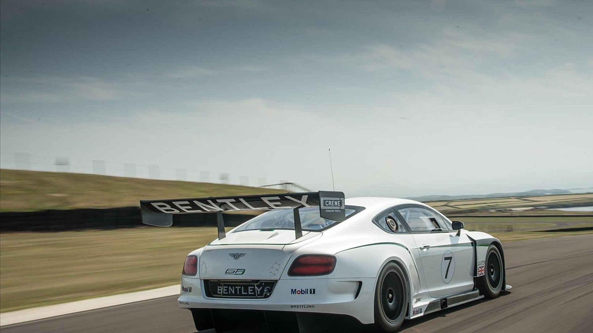 英超激烈竞争，豪门争锋夺雄